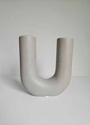 Vaas U vorm grijs aardewerk met sculpturale vorm hoogte 16 cm