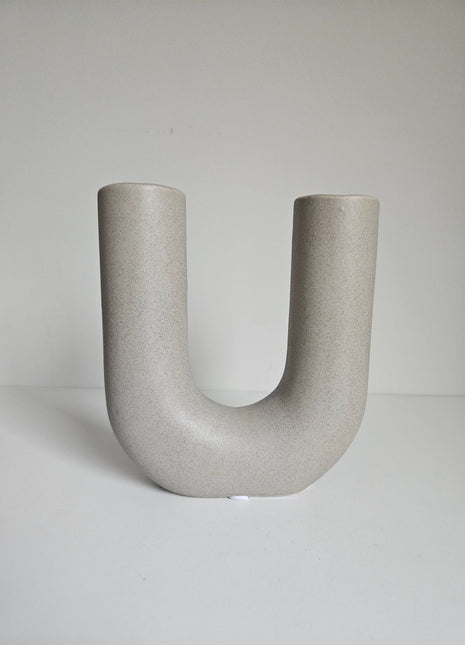 Vaas U vorm grijs aardewerk met sculpturale vorm hoogte 16 cm