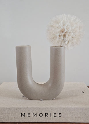 Vaas U vorm grijs aardewerk H 16 cm met brede U-opening en matte afwerking op een witte ondergrond