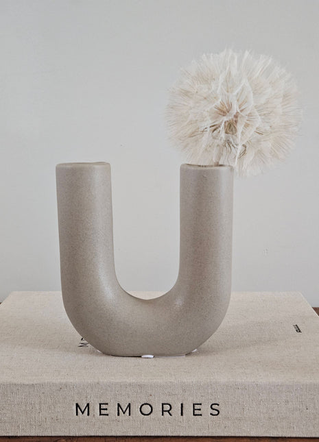 Vaas U vorm grijs aardewerk H 16 cm met brede U-opening en matte afwerking op een witte ondergrond