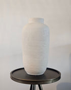 Vaas Valerie Creme Ø17 x H32 cm op een ronde tafel.