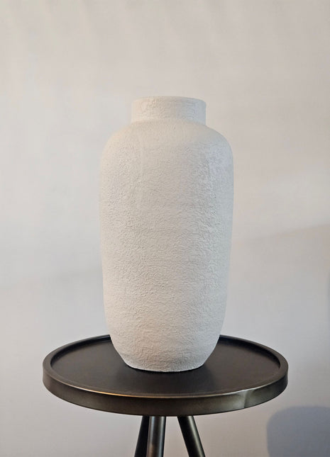Vaas Valerie Creme Ø17 x H32 cm op een ronde tafel.