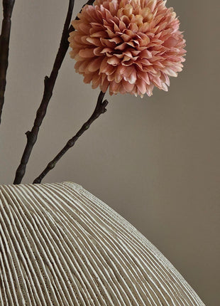 Close-up van Vaas Ovaal Bubio M van Light & Living in champagne met een witte pompom bloem