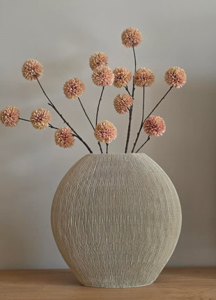 Vaas Ovaal Bubio M van Light & Living in champagne met een pompom bloem op een houten ondergrond