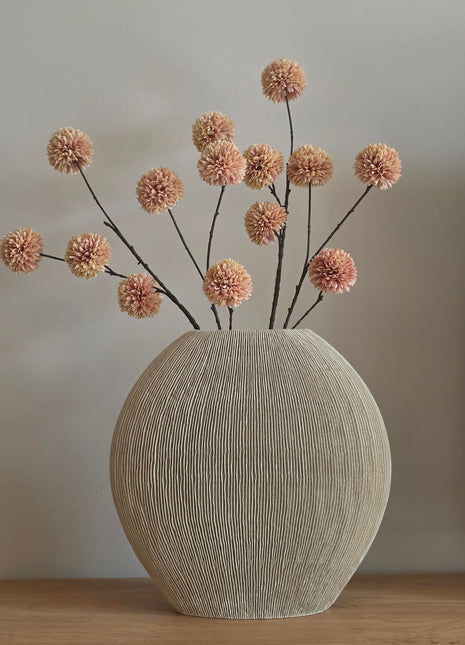 Vaas Ovaal Bubio M van Light & Living in champagne met een pompom bloem op een houten ondergrond