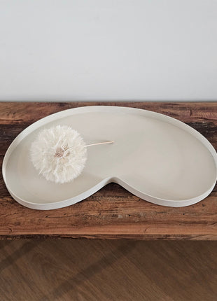 Vase the World Dienblad Villeta S Ivory metaal in bonenvorm gestyld met bloem