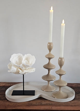 Vase the World Dienblad Villeta S Ivory metaal in bonenvorm gestyld met kandelaars en ornament