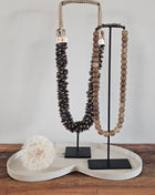 Vase the World Dienblad Villeta S Ivory metaal in bonenvorm gestyld met schelpenketting en kralenketting