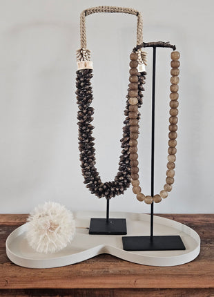 Vase the World Dienblad Villeta S Ivory metaal in bonenvorm gestyld met schelpenketting en kralenketting