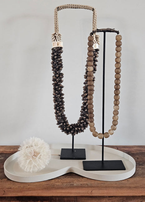 Vase the World Dienblad Villeta S Ivory metaal in bonenvorm gestyld met schelpenketting en kralenketting