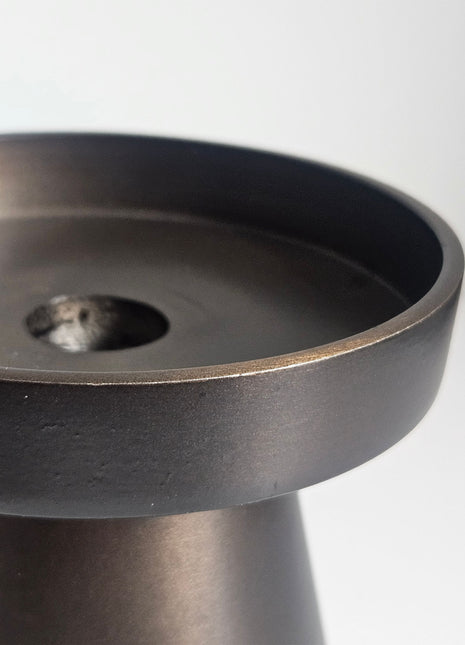 Close-up van kandelaar Viedma S brons aluminium - ronde vorm en matte afwerking