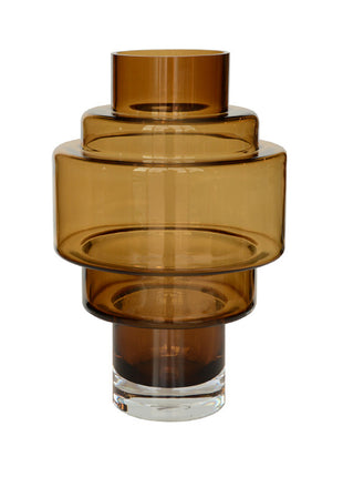 Vase The World vaas Kasai M cognac met brede buikige vorm en glanzende cognackleurige afwerking op een donker houten ondergrond