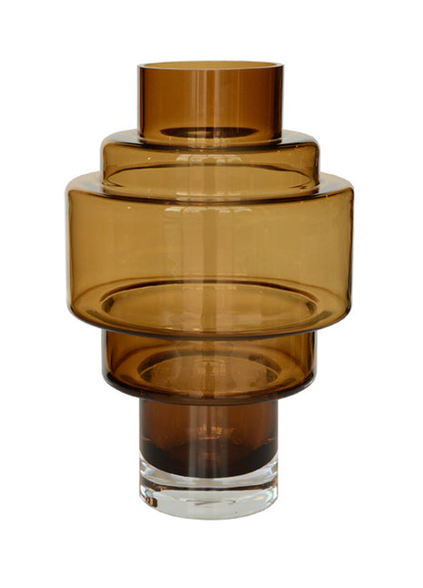Vase The World vaas Kasai M cognac met brede buikige vorm en glanzende cognackleurige afwerking op een donker houten ondergrond