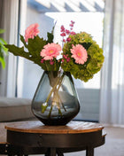 Vrijstaande druppelvormige vaas Tasman S van Vase the World in glanzend taupe glas gestileerd met kleurijke bloemen
