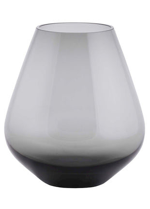 Vrijstaande druppelvormige vaas Tasman S van Vase the World in glanzend taupe glas. De vaas is mondgeblazen.