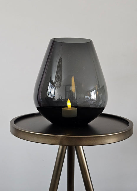 Vrijstaande druppelvormige vaas Tasman M van Vase the World in glanzend taupe glas.