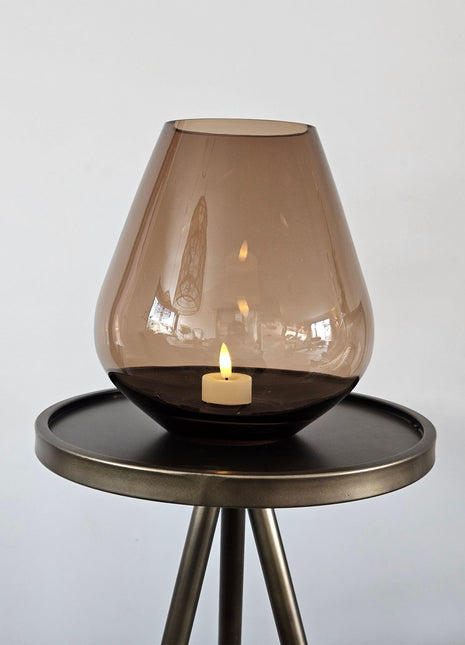 Vase the World vaas Tasman S+ taupe Ø20 x H22 cm met druppelvorm en mondgeblazen glanzend taupe glas op een donker bijzettafeltje