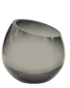 Vase the World waxinelichthouder Tasman van grijs glas in een ronde vorm met schuine bovenzijde.