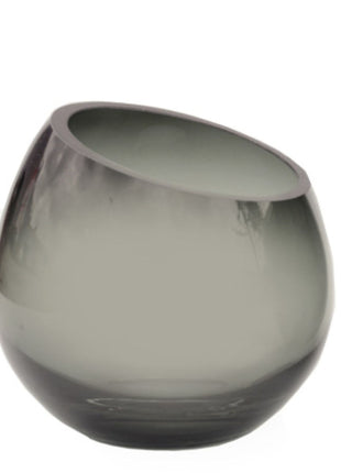 Vase the World waxinelichthouder Tasman van grijs glas in een ronde vorm met schuine bovenzijde.