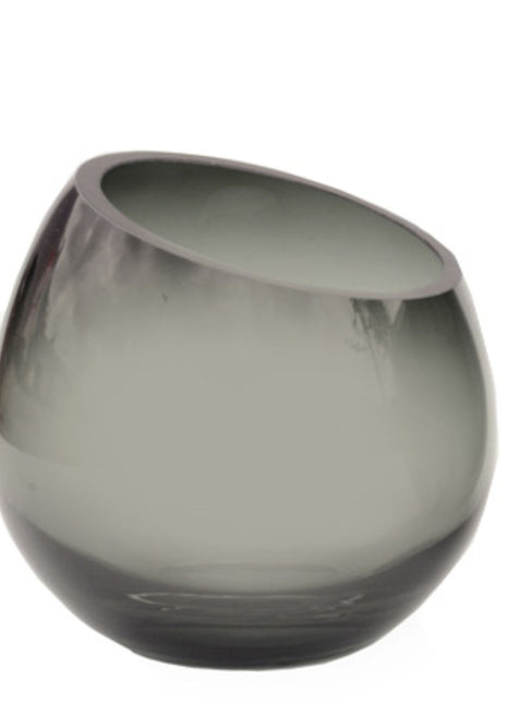Vase the World waxinelichthouder Tasman van grijs glas in een ronde vorm met schuine bovenzijde.