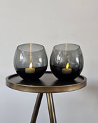 Vase the World waxinelichthouder Moho XS grey van mondgeblazen glas met ronde vorm en goudkleurige spikkels op een witte ondergrond