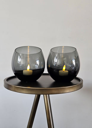 Vase the World waxinelichthouder Moho XS grey van mondgeblazen glas met ronde vorm en goudkleurige spikkels op een witte ondergrond