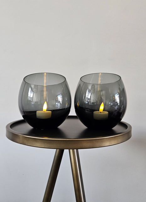 Vase the World waxinelichthouder Moho XS grey van mondgeblazen glas met ronde vorm en goudkleurige spikkels op een witte ondergrond