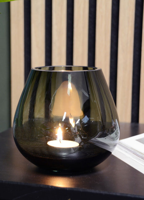 Vase the World waxinelichthouder Tasman in een prachtige grijze kleur. De waxinelichthouder is gemaakt van glas en is mondgeblazen. Sfeerfoto op dressior met een waxinelichtje