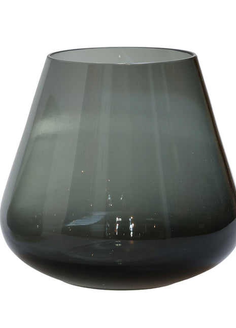 Vase the World waxinelichthouder Tasman in een prachtige grijze kleur. De waxinelichthouder is gemaakt van glas en is mondgeblazen.