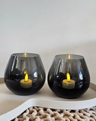 Vase the World waxinelichthouder Tasman XS grey van mondgeblazen glas in ronde gedrongen vorm op een witte ondergrond