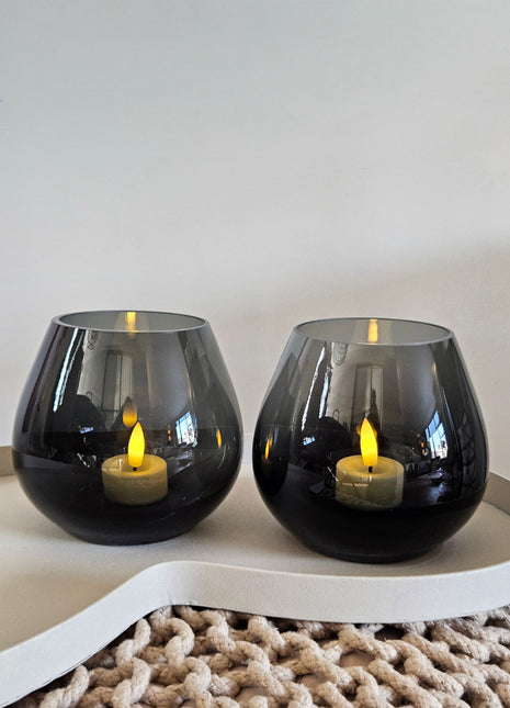 Vase the World waxinelichthouder Tasman XS grey van mondgeblazen glas in ronde gedrongen vorm op een witte ondergrond
