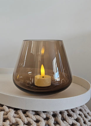 Vase the World waxinelichthouder Tasman XS taupe van mondgeblazen glas in ronde gedrongen vorm op een witte ondergrond