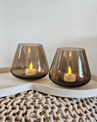 Vase the World waxinelichthouder Tasman XS taupe van mondgeblazen glas in ronde gedrongen vorm op een witte ondergrond
