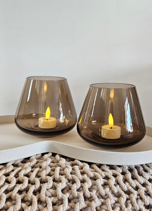 Vase the World waxinelichthouder Tasman XS taupe van mondgeblazen glas in ronde gedrongen vorm op een witte ondergrond