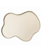 Bovenaanzicht van het Santos dienblad in maat m, uitgevoerd in de kleur ivory met een licht gewolkte textuur en een golvende, organische vorm.