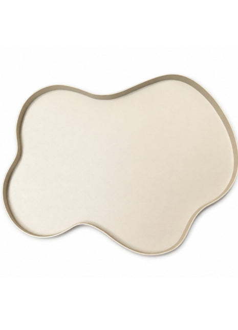 Bovenaanzicht van het Santos dienblad in maat m, uitgevoerd in de kleur ivory met een licht gewolkte textuur en een golvende, organische vorm.