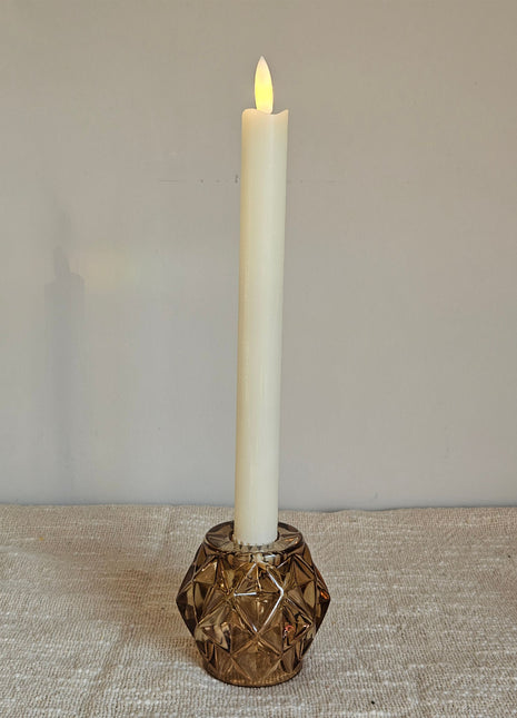 Close-up van waxinelichthouder medium bruin glas Ø 8 cm - transparante glasafwerking gedecoreerd met een LED kaars.