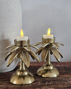 Close-up van waxinelichthouder Palmboom goud aluminium met palmboomvorm en goudkleurige afwerking