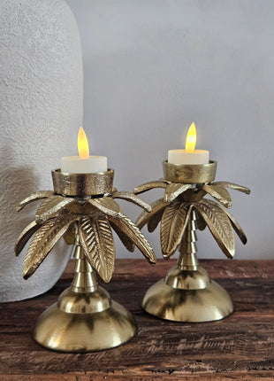Close-up van waxinelichthouder Palmboom goud aluminium met palmboomvorm en goudkleurige afwerking
