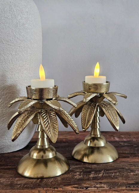 Close-up van waxinelichthouder Palmboom goud aluminium met palmboomvorm en goudkleurige afwerking