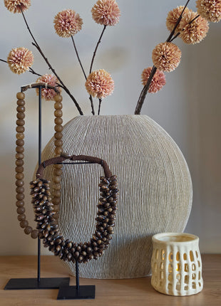 Waxinelichthouder Pomax Nerida S in een decoratieset met andere woonaccessoires op een dienblad