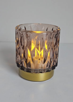 Close-up van waxinelichthouder roze glas - gouden voet en elegante afwerking
