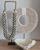 Interieur Set Beach met een crème koraal ornament van Light en Living en twee sfeervolle schelpenkettingen op standaard.