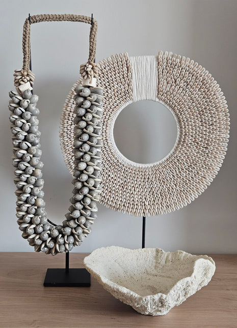 Interieur Set Beach met een crème koraal ornament van Light en Living en twee sfeervolle schelpenkettingen op standaard.