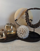 Woonaccessoire Set Brons Elegant met een onyx ornament, schelpenketting, paardenbloem en twee Capira waxinelichthouders op brons dienblad.
