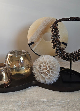 Woonaccessoire Set Brons Elegant met een onyx ornament, schelpenketting, paardenbloem en twee Capira waxinelichthouders op brons dienblad.