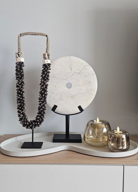 Woonaccessoire Set Ivory Bloom met een wit ringsteen ornament, bruine schelpenketting en twee Capira waxinelichthouders op ivoor dienblad.