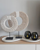Woonaccessoire Set Ivory Class met twee wit-beige schelpenkettingen en twee grijze Moho waxinelichthouders op een ivoorkleurig dienblad.