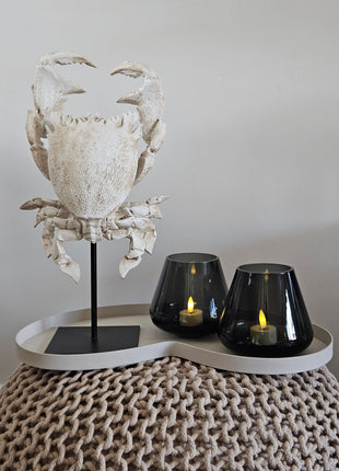 Woonaccessoire Set Ivory Crab met een crème krab ornament van Light en Living en twee grijze Tasman waxinelichthouders op ivoor dienblad.