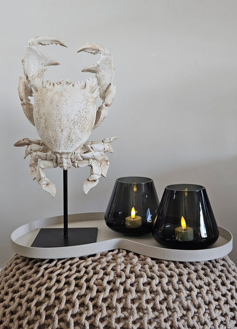 Woonaccessoire Set Ivory Crab met een crème krab ornament van Light en Living en twee grijze Tasman waxinelichthouders op ivoor dienblad.